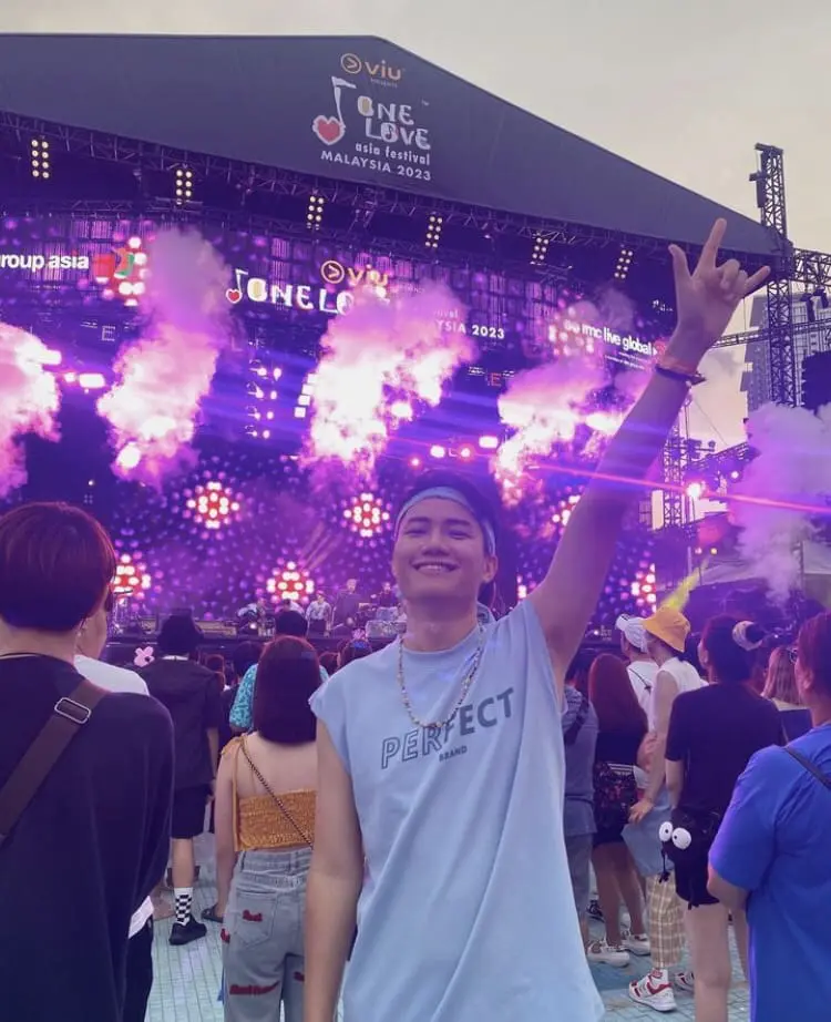 M'sian DJ Almost Whacked By Rude Uncle Who Forced Concertgoer To Make Room For Him In Free Seating Zone