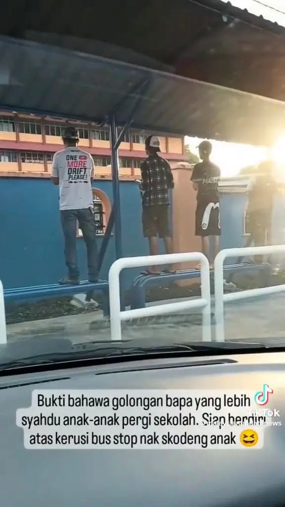 Video Of M'sian Dads Watching Their Kids On First Day Of School Tickles Netizens