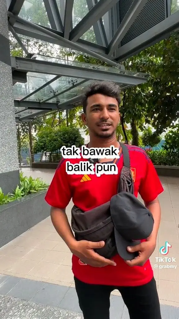 M'sian Grab Rider Who Saved Kitten From Busy Road Gets Rewarded For His Kindness