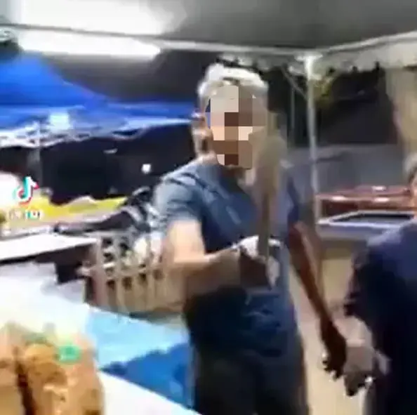 61yo M'sian Veteran Beaten By Melaka Vendor Over Uncooked Lemang