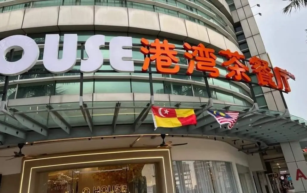 M'sian Man Shocked To Find Dead Cockroach Inside Toasted Bread At Puchong Eatery