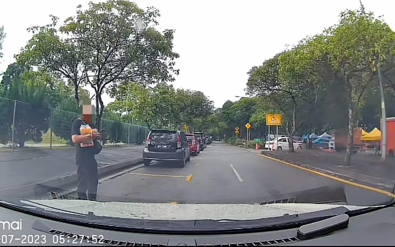 M'sian Woman Forces Man Out Who ‘Choped’ Parking Spot With His Body