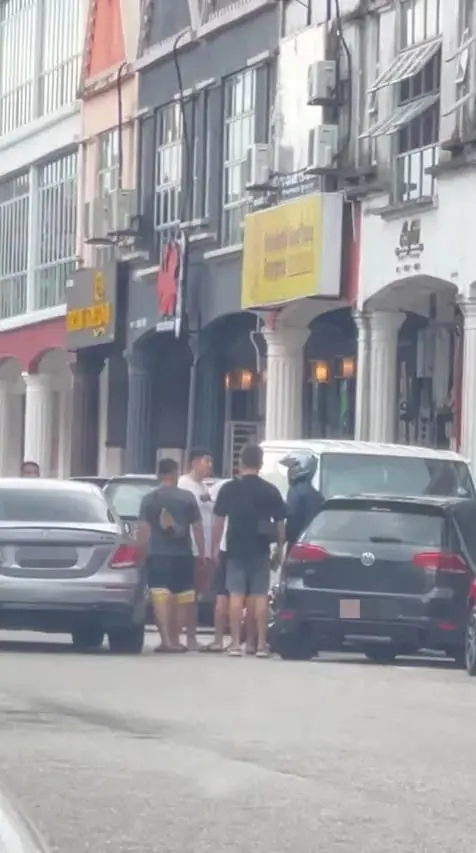 Bystanders breaking up the fight in Johor