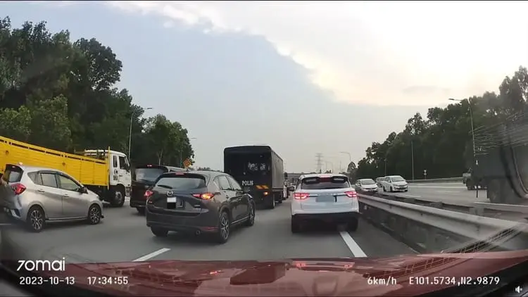 M'sian Driver Tailgates Police Vehicle, Gets Kantoi-ed & Has Number Plate Taken