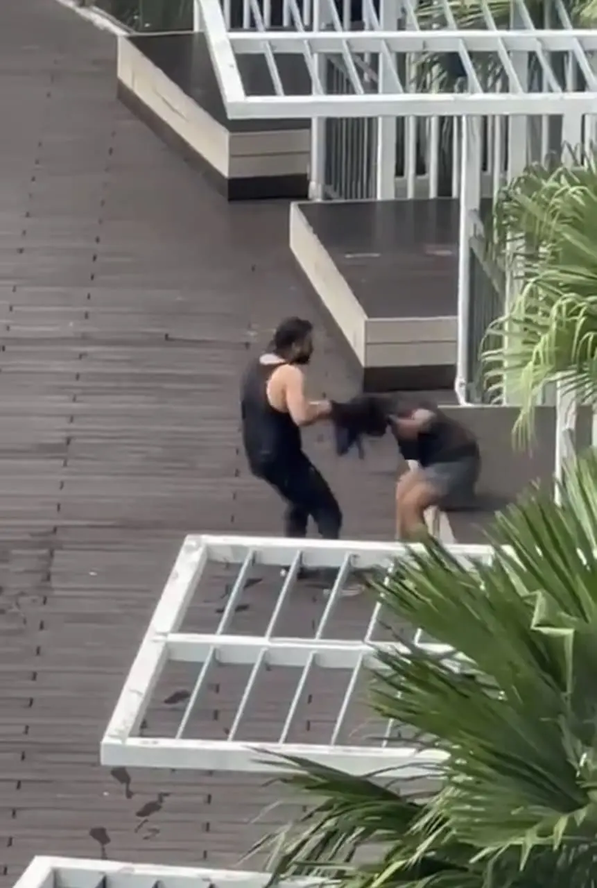 Man pulls gf's hair aggressively