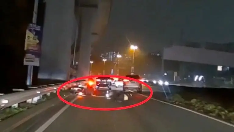E-Hailing Driver Stops To Help Motorcyclists In Accident, Accidentally Leaves Passenger Behind