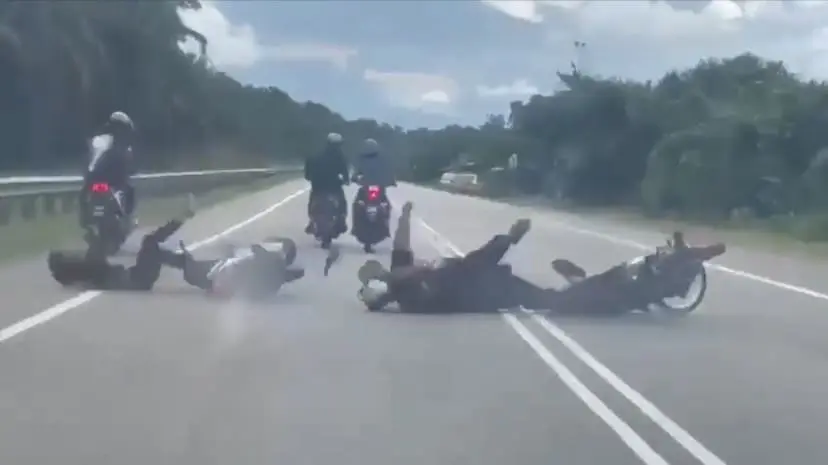M'sian Motorcyclists Crashed Into Each Other While Chatting & Leaves Netizens Outraged