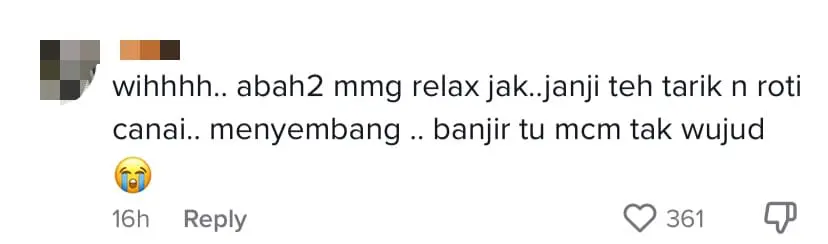 Roti Canai Vendor Operates Business As Usual Despite Flood Reaches Knee Level, Amazes Netizens