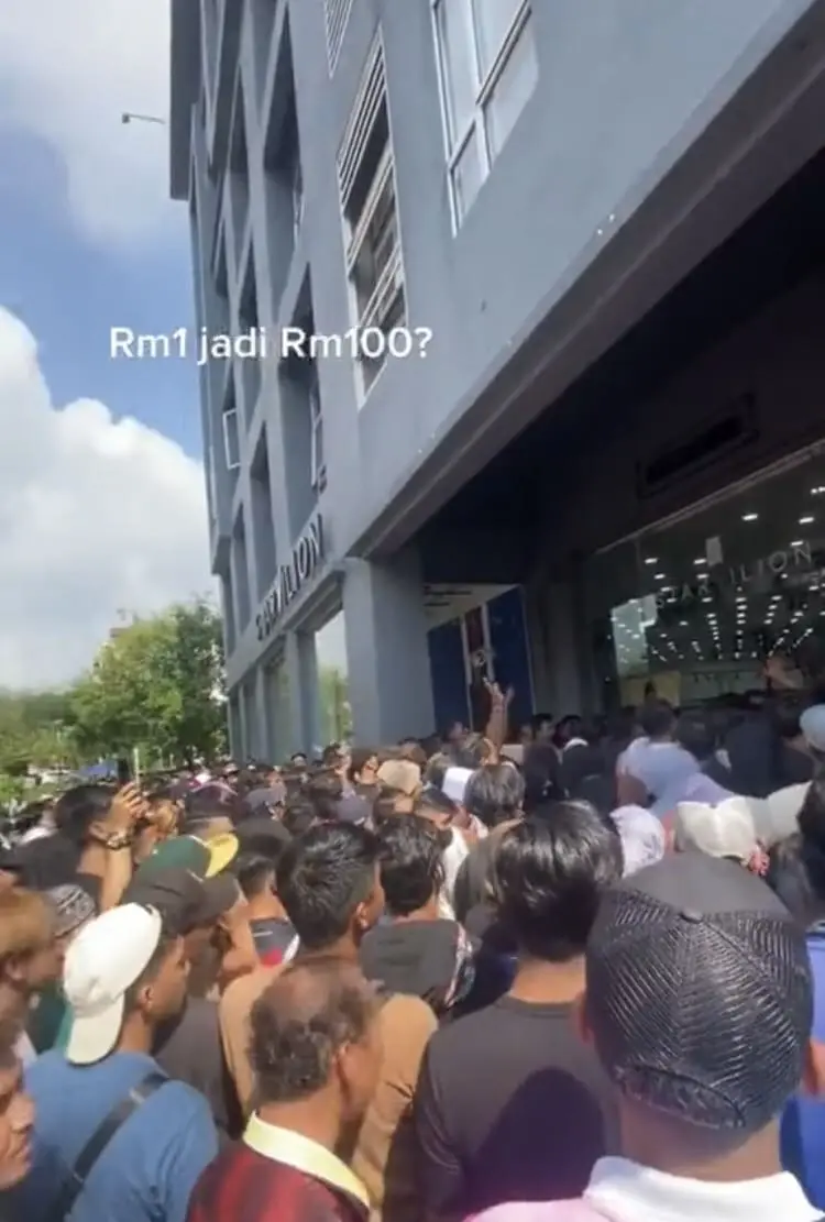 M'sians Swarm Shop In Shah Alam To Get Their Hands On Discounted Baju Raya