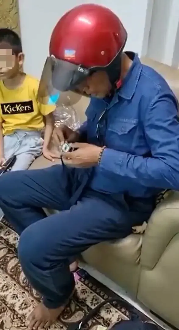 Man resembling ex-IGP Musa Hassan fixes school belt