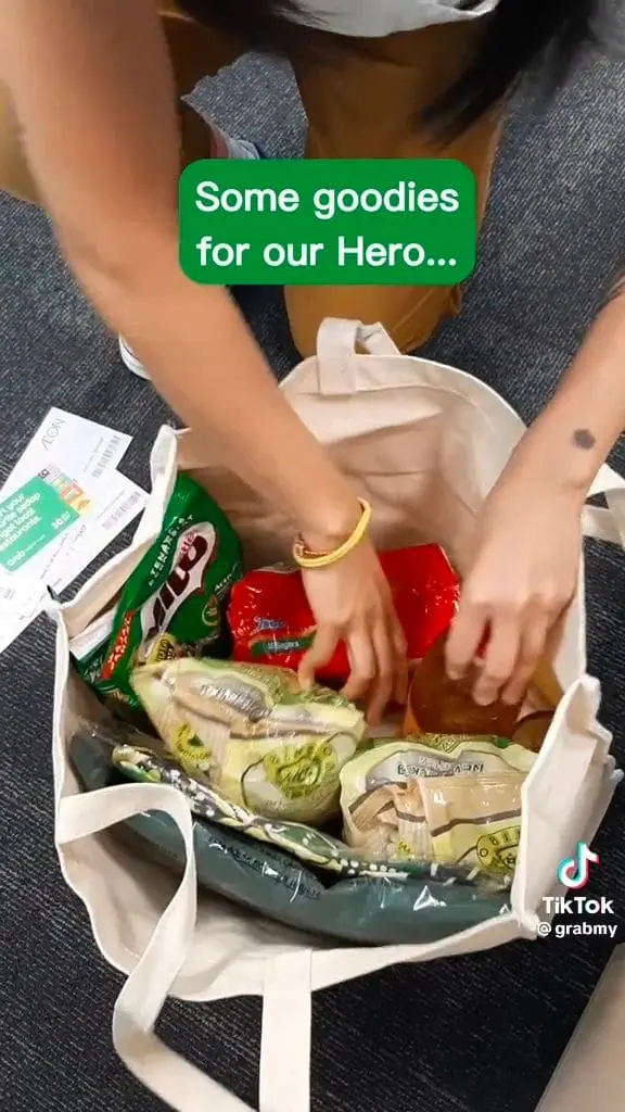 M'sian Grab Rider Who Saved Kitten From Busy Road Gets Rewarded For His Kindness