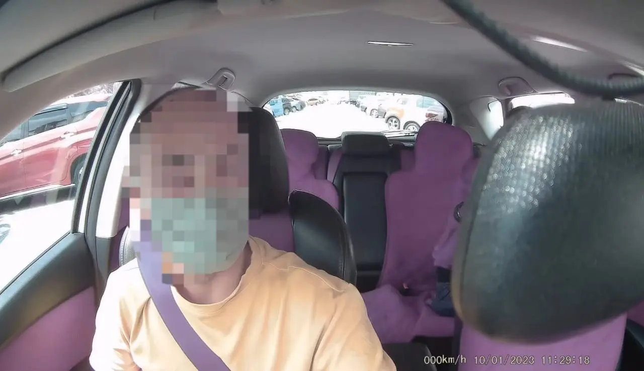 Th passenger getting off the car without paying the ride 