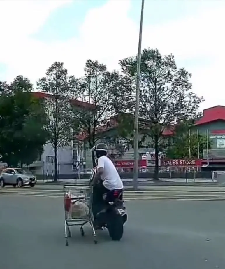 M’sians Amused By 2 Men Carrying Groceries In A Trolley While On The Motorcycle In Subang Jaya 