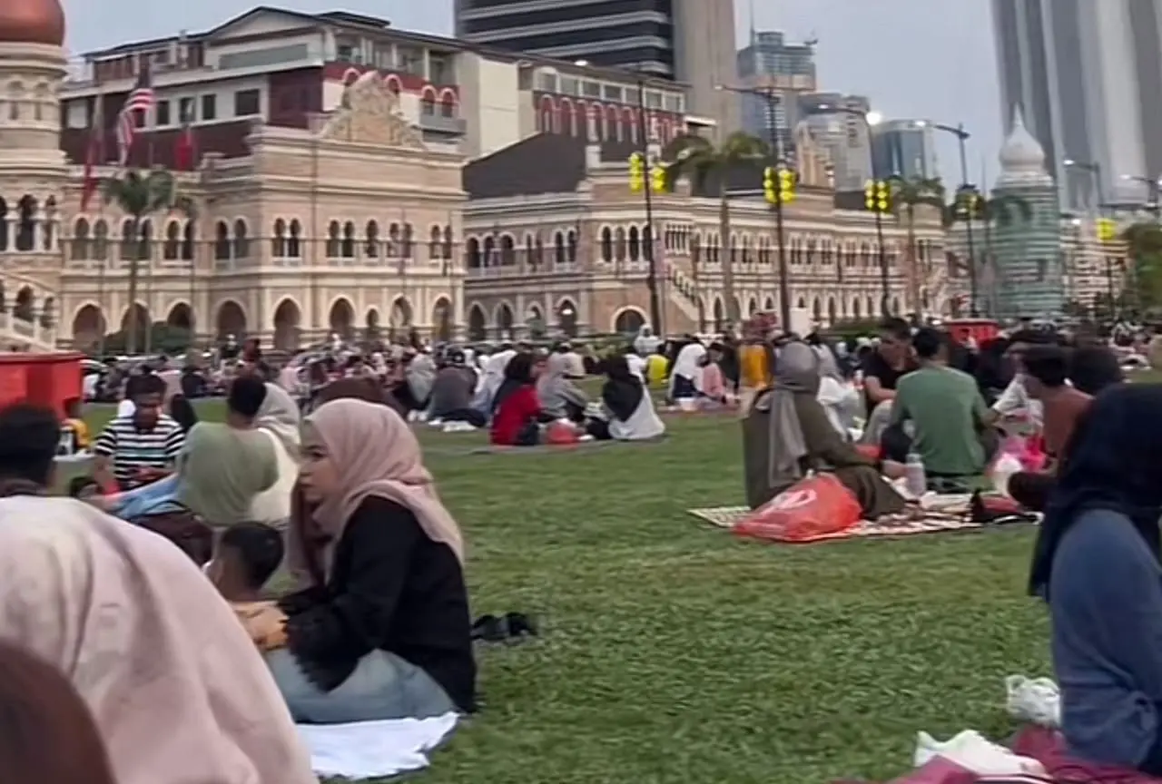 Buka puasa at Dataran Merdeka