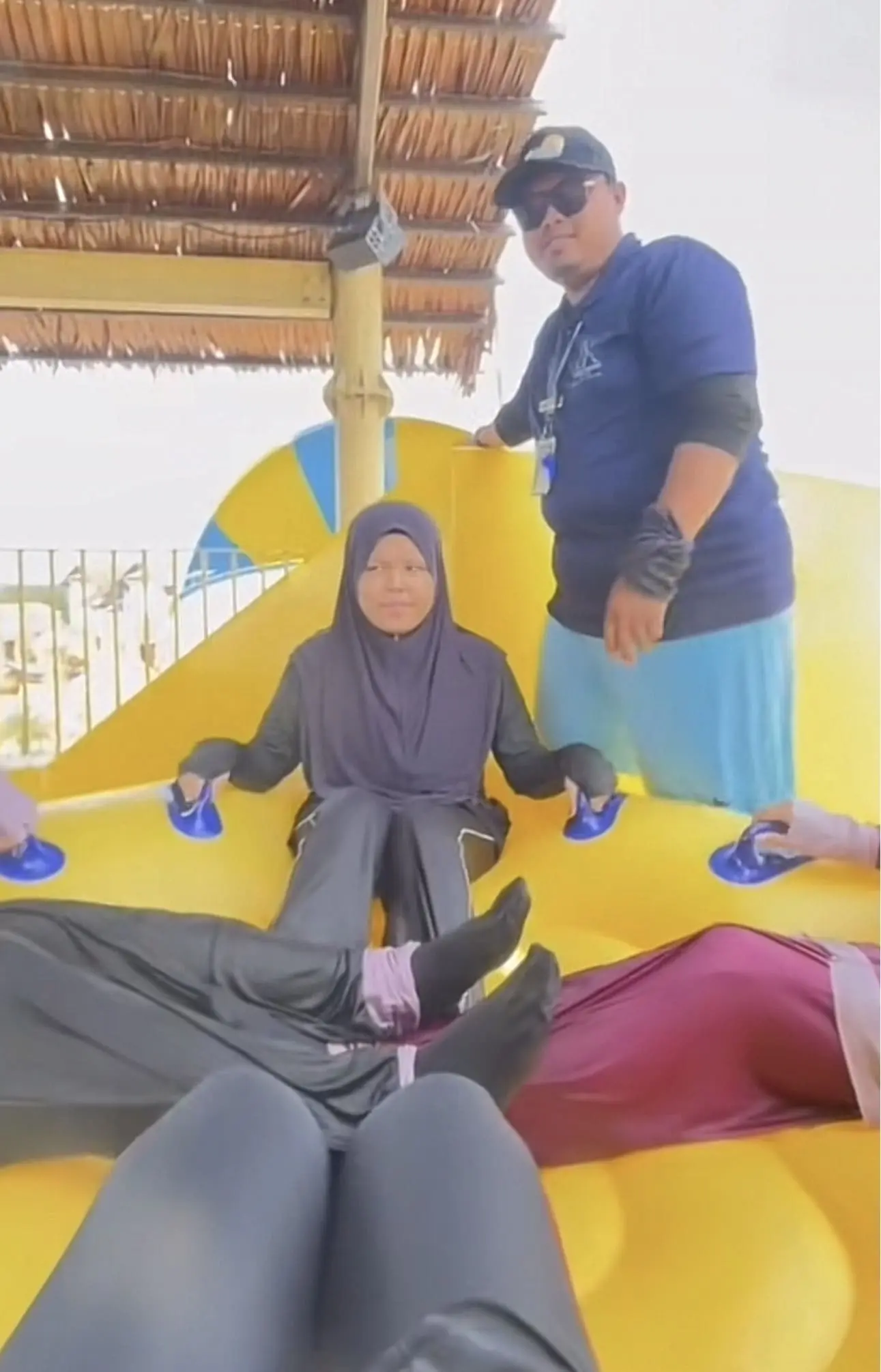Msian lifeguard counting down to slide the customers
