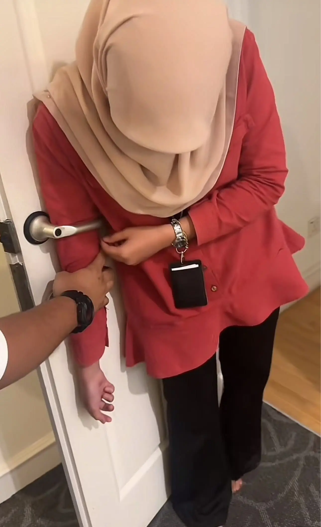 M'sian Woman Finds Herself In A Sticky Situation After Hand Gets Stuck Into A Door Handle