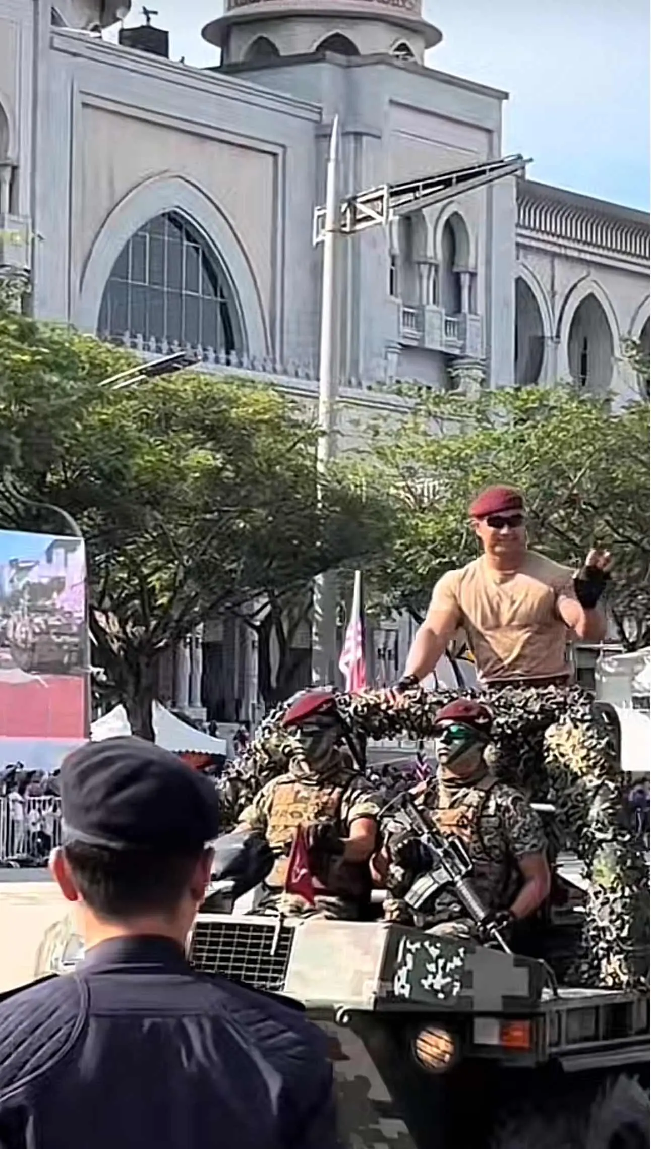 Abang Askar interacting with netizens