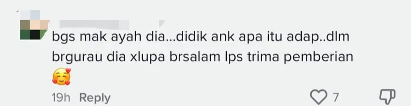 Netizens Touched To See Young Sabah Boy Smiling While Selling Keropok In The Rain