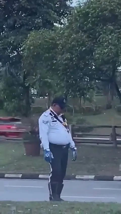 M'sian traffic policeman falls asleep while standing