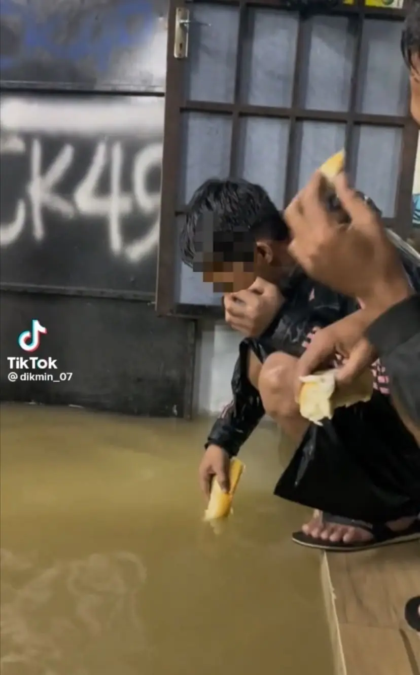 "Have Some Common Sense!" — T'gganu Man Dips Bread In Floodwater, Shocks Netizens