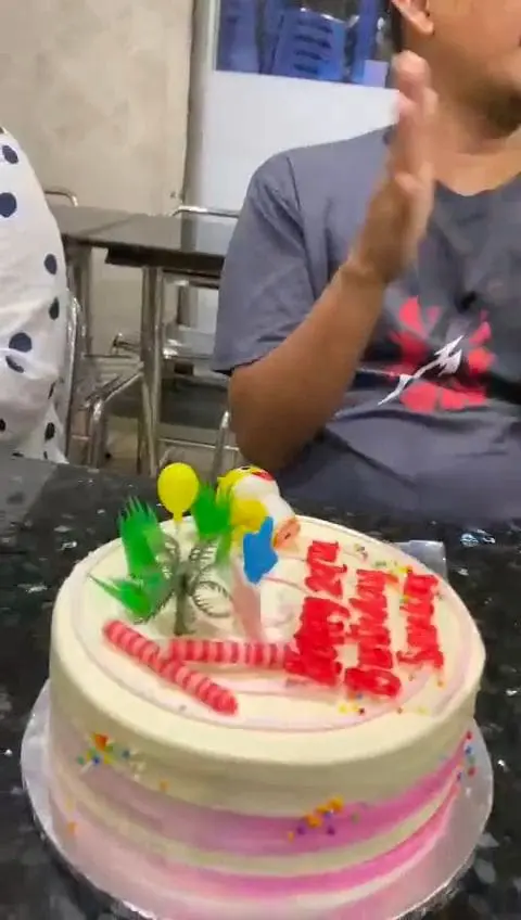 M'sian Family Surprises Their Favorite Mamak Waiter On His Birthday,  Draws Tears From Netizens