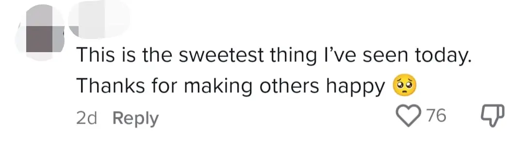 M'sian Family Surprises Their Favorite Mamak Waiter On His Birthday,  Draws Tears From Netizens comment 2