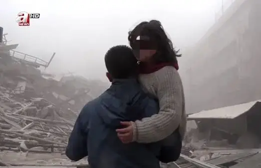 Reporter Yuksel Akalan carries young girl in Turkey earthquake