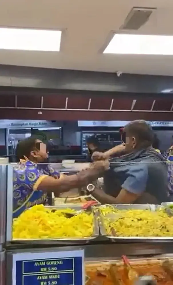 Violent Fight Breaks Out Between Staff And Customer At Pelita Restaurant In Cyberjaya