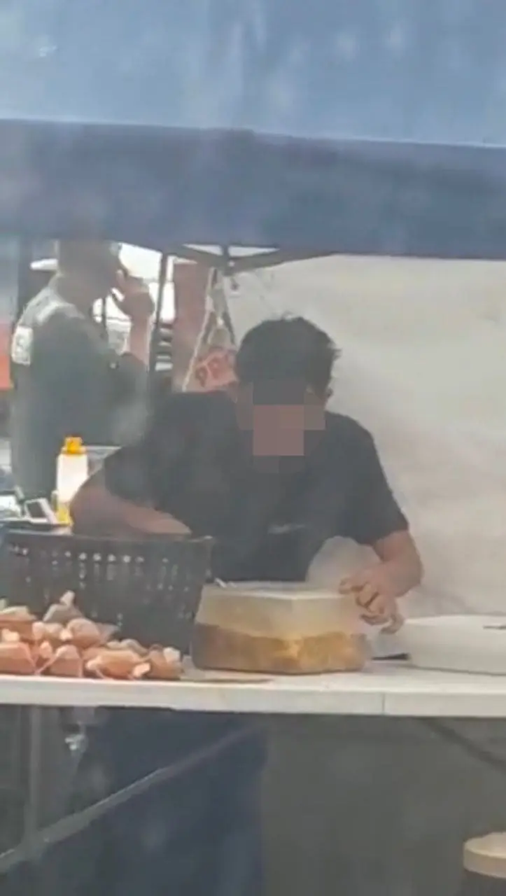M'sian Bazaar Vendor Allegedly Spits Into Food, Netizens Left Disgusted