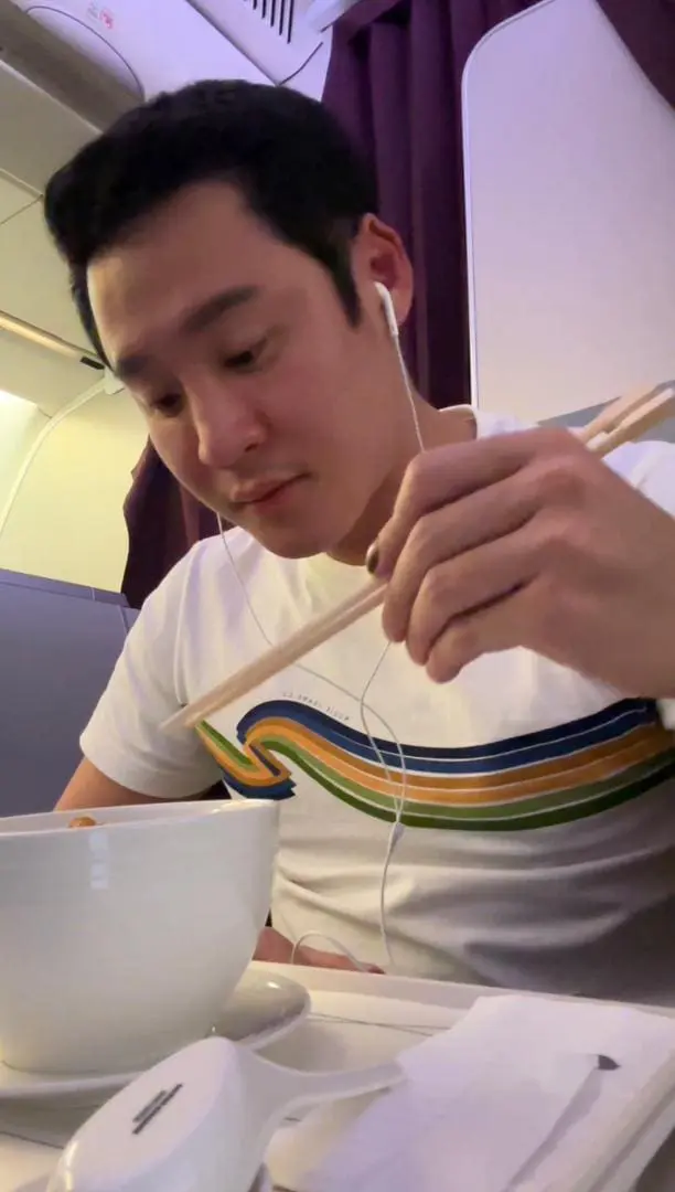 Msian man eats business class food in Malaysian Airlines