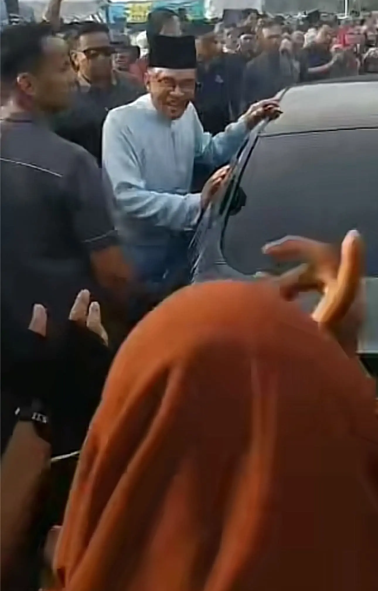 PMX getting scolded by a Makcik about high living cost