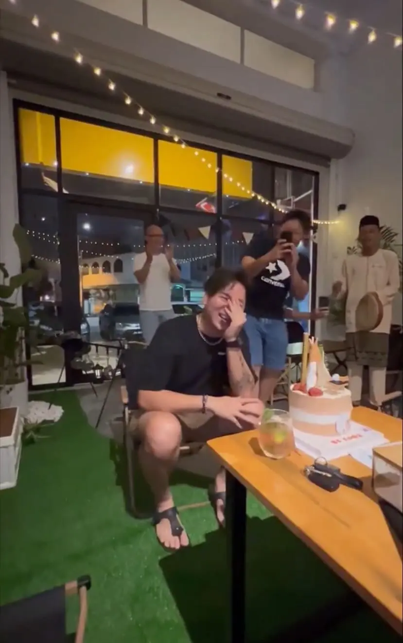 "Memang Blur" — M'sian Man Left Bewildered After Friends Hire Kompang Troupe To Celebrate His Birthday