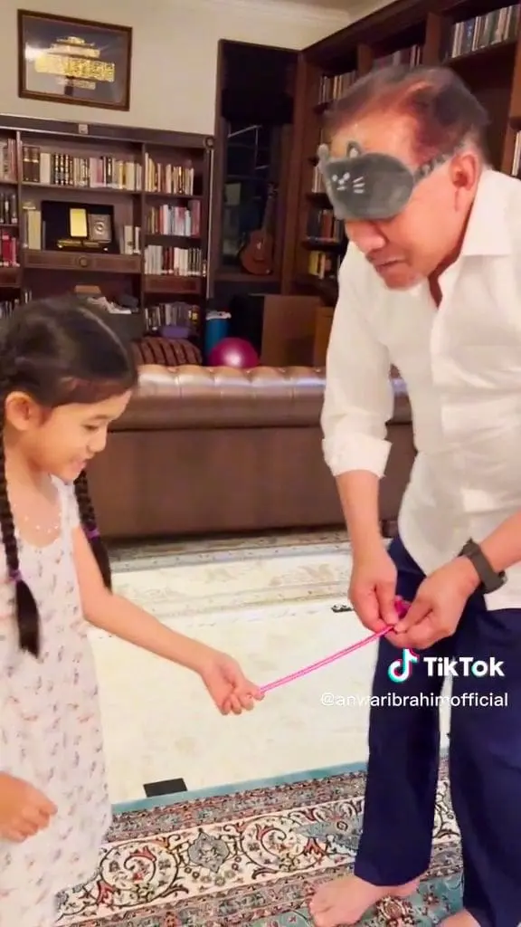 PM Datuk Anwar Shares Video of Him Playing With Granddaughter, Stirs Netizens' Emotions