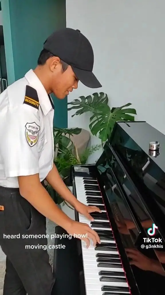 M'sian Security Guard Wows Netizens By Playing Howl's Moving Castle On Library Piano