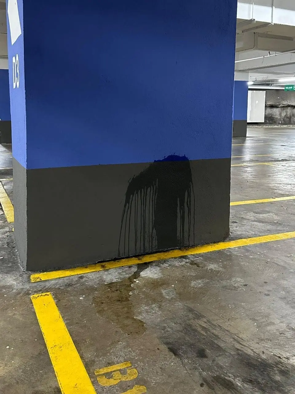 man's pee on the wall 