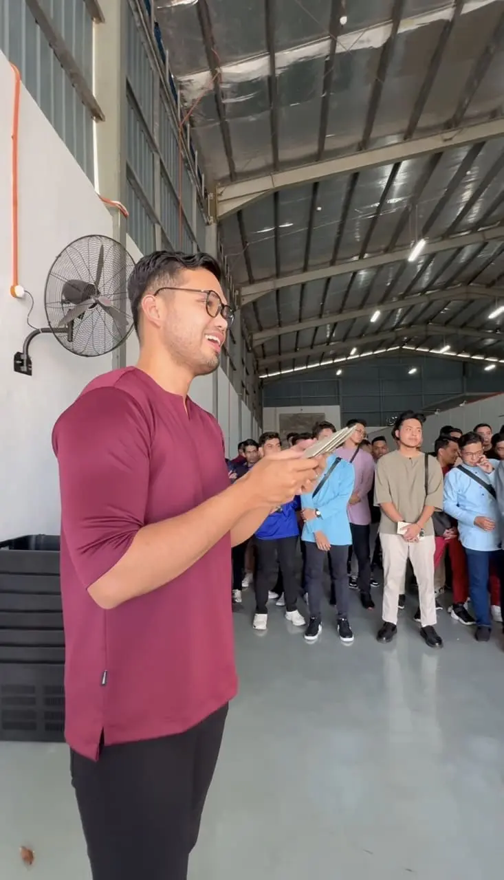 Khairul Aming talking to his staffs before handing the duit raya to his family
