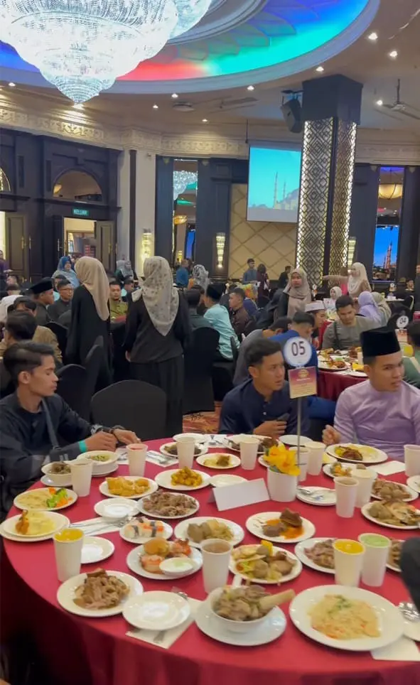 Khairul Aming's staff dining at a buffet