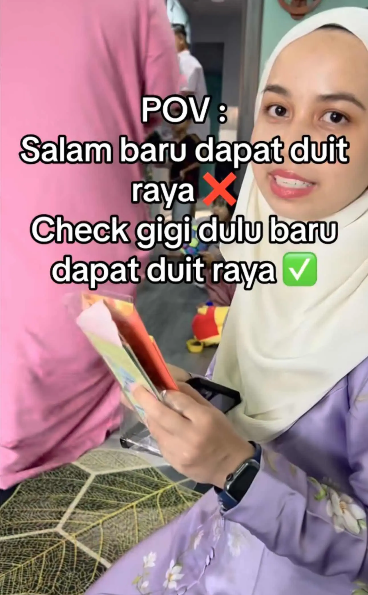 M'sian dentist checks teeth before offering raya packets