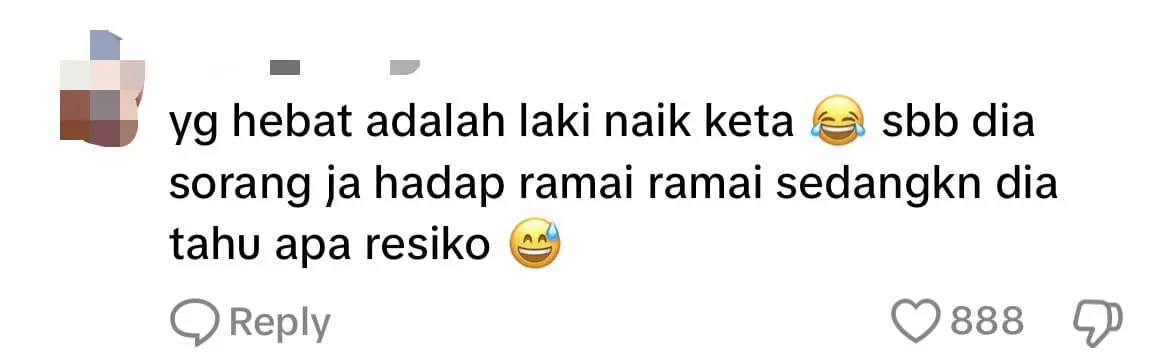 Axia Driver Gets Ganged Up By Group Of Mat Rempits, Confronts Them Solo With A Stick comment 2