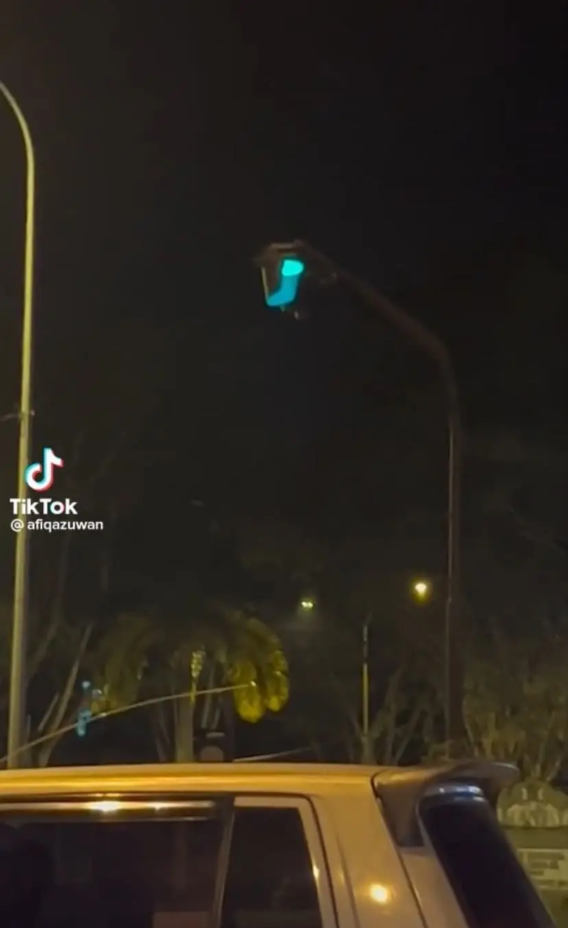 "Who Can See That?"- Traffic Light Points Down To Road Instead Of Drivers, Netizens Amused