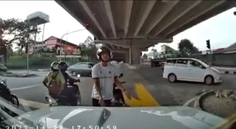 "Is He On Drugs?"- Motorcyclist Attempts To Scam Car Owner Fails After Seeing Dashcam