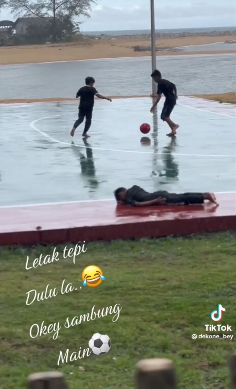 These M'sian Boys Put Aside Injured Friend & Happily Continue Playing Football, Leaves Netizens Amused