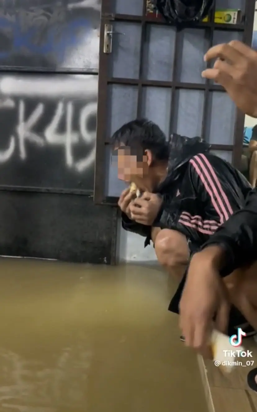 "Have Some Common Sense!" — T'gganu Man Dips Bread In Floodwater, Shocks Netizens