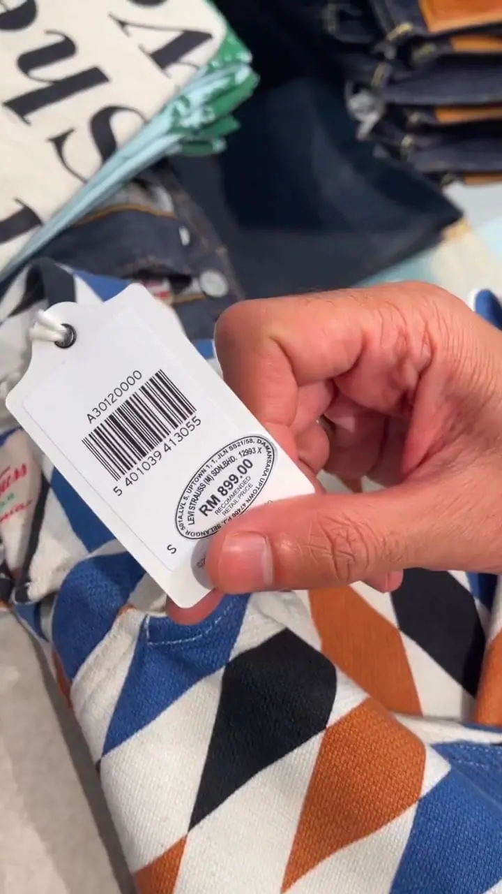 M'sian Singer Forced To Pay RM5.5K After Child Spills Nail Polish On Levi's Clothing