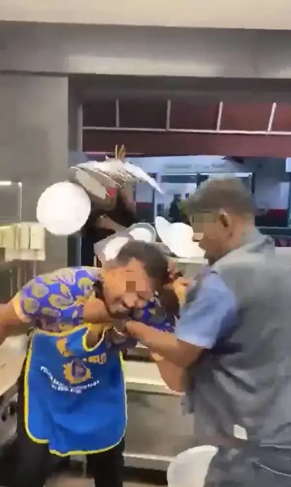 Violent Fight Breaks Out Between Staff And Customer At Pelita Restaurant In Cyberjaya