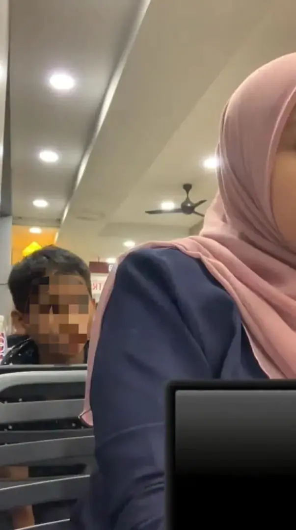 “Oi Babi!” — Young Boy Harasses M’sian Woman Who Refused To Give Him Duit Raya