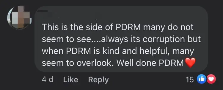 M'sian Policemen Lets Senior Citizen Hitch A Ride And Pushes His Motorbike Which Was Out Of Gas To Petrol Station comment 3