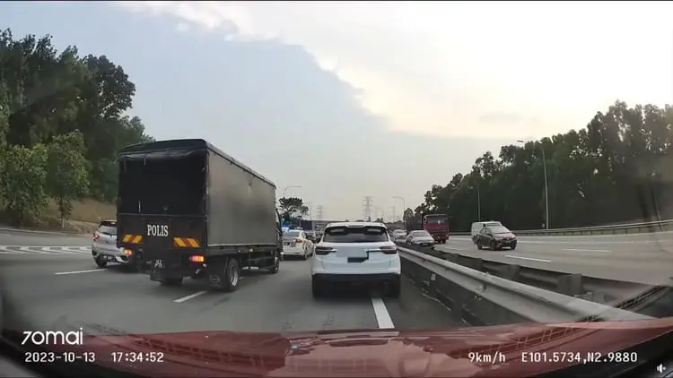 M'sian Driver Tailgates Police Vehicle, Gets Kantoi-ed & Has Number Plate Taken
