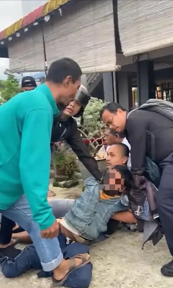 Nepali man being nabbed by members of the public in Kedah