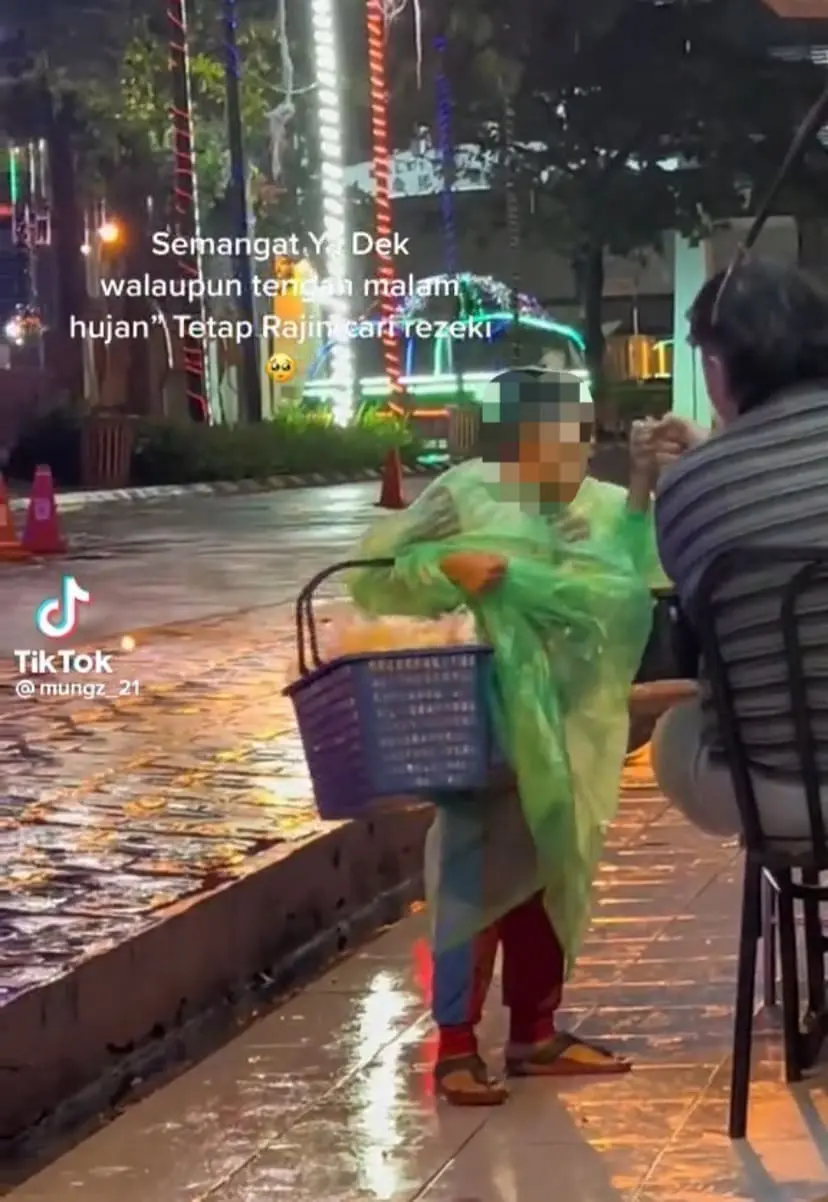 Netizens Touched To See Young Sabah Boy Smiling While Selling Keropok In The Rain